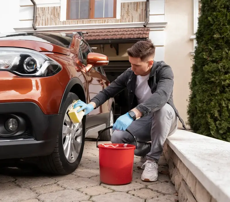 Lavage auto à domicile Sames : professionnel intervenant sur un véhicule